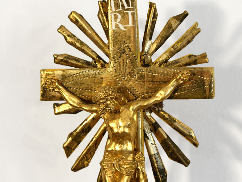 Branntwein vergoldetes Christus Kreuz mit Strahlenkranz