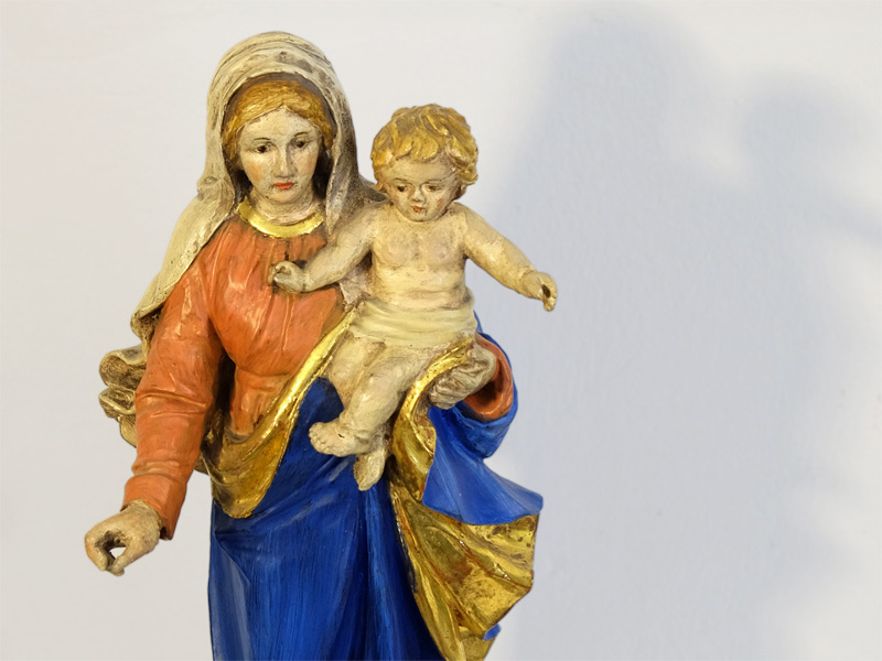 gefasste und Branntwein vergoldete Madonna Muttergottes mit Jesus Kind