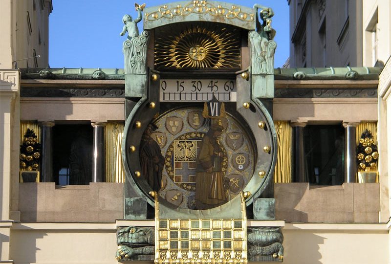 Restaurierung der Vergoldungsarbeiten an der Anker Uhr in Wien