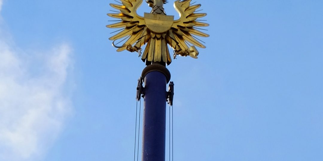 Vergoldete Reichsadler auf der Fahnenmaststange des österreichischen Parlaments