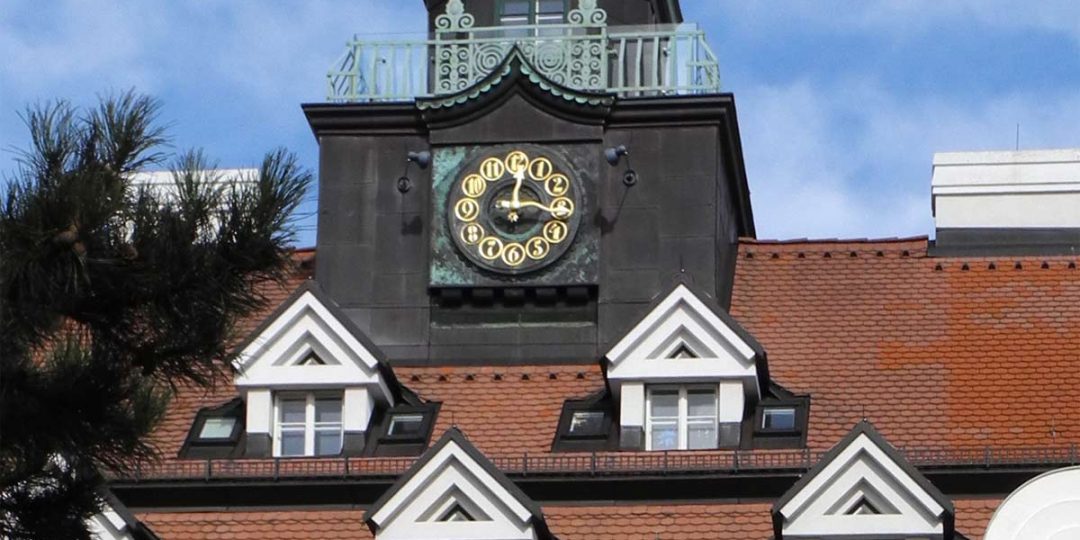 Vergoldung der Turmuhr der Kinderklinik Glanzing