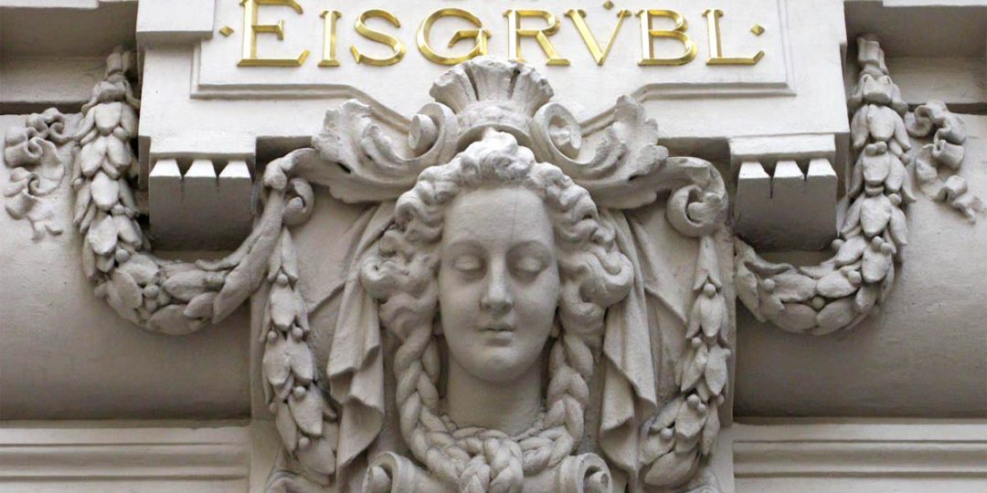 Vergoldung der Schriftzüge an der Hausfassade Goldschmiedgasse 10