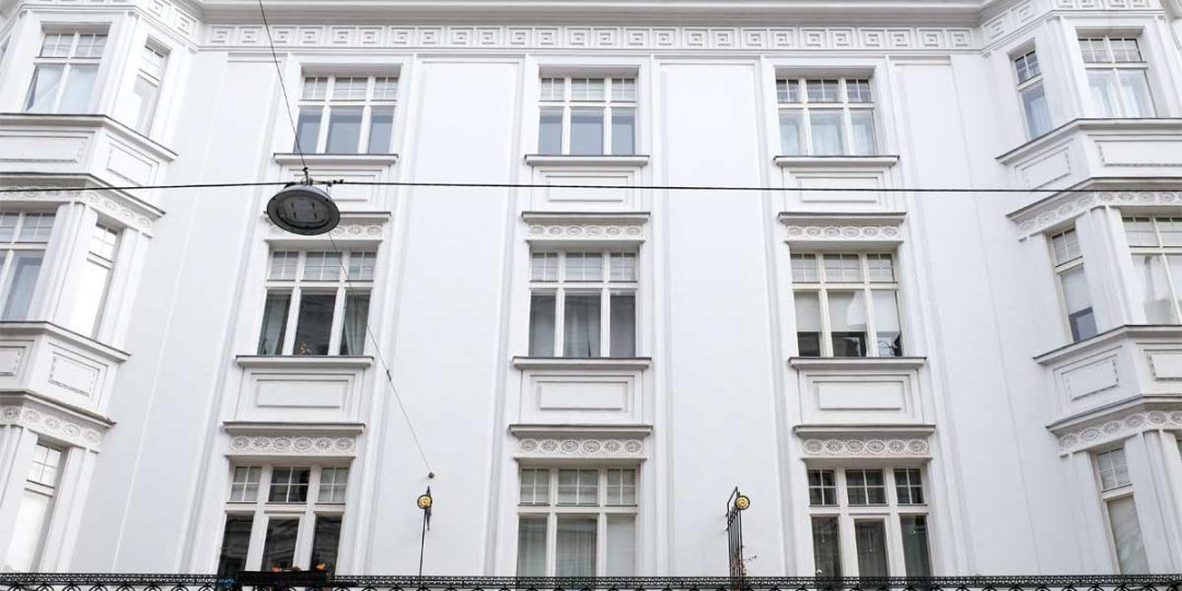 Vergoldung der Balkongitter und Fassadenornamente