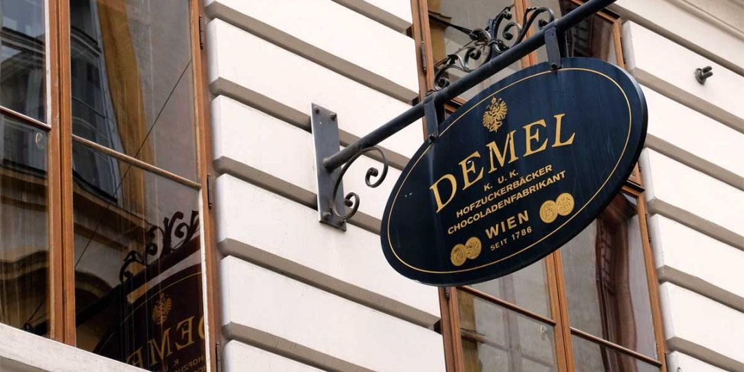 Vergoldung der Lambris Ornamente im Café Demel