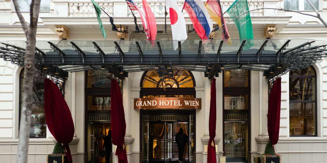 Metallisierungsarbeiten an den Möbeln der Hotelzimmer