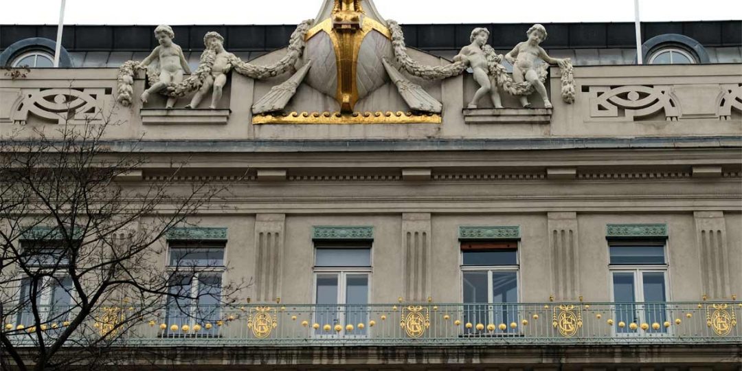 Vergoldung der Fassadenornamente und Balkongitter