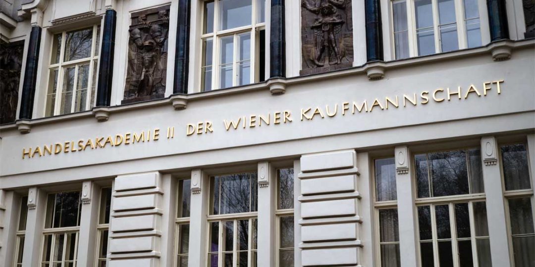 Vergoldung der Fassadenbuchstaben und Ornamente