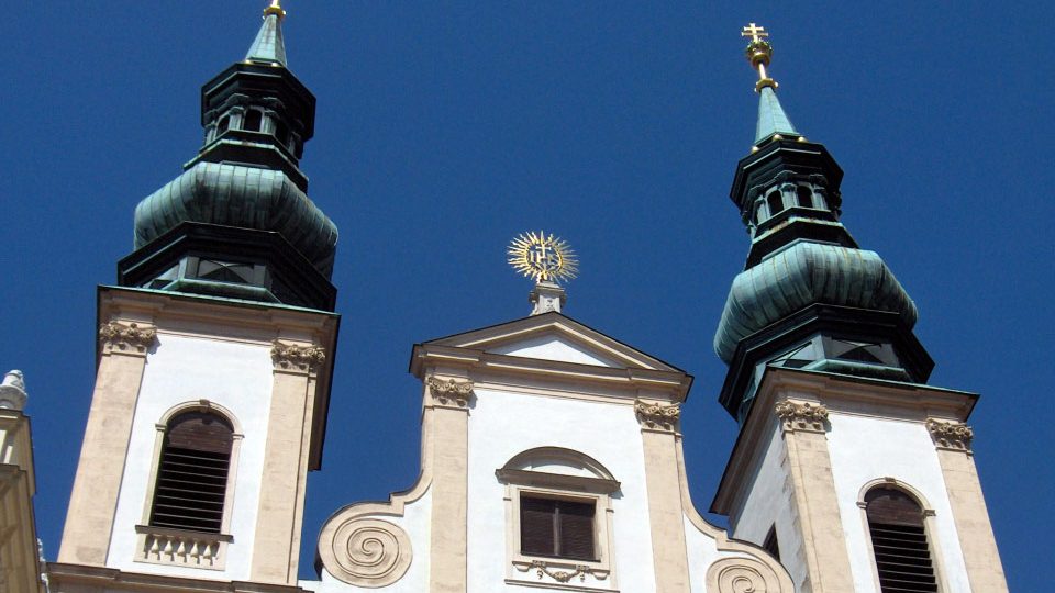 Vergoldung der barocken Kirchenkreuze und Fassadenornamente