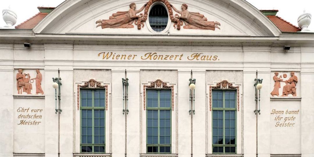 Vergoldung der Inschriften an der Fassade