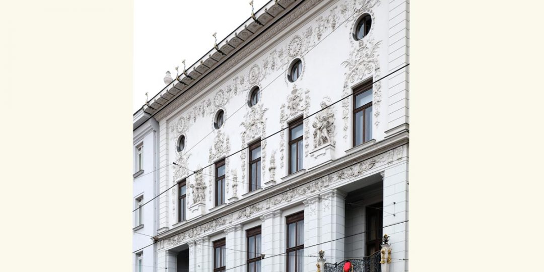 Vergoldung der Balkongitter und Dachgesims Ornamente