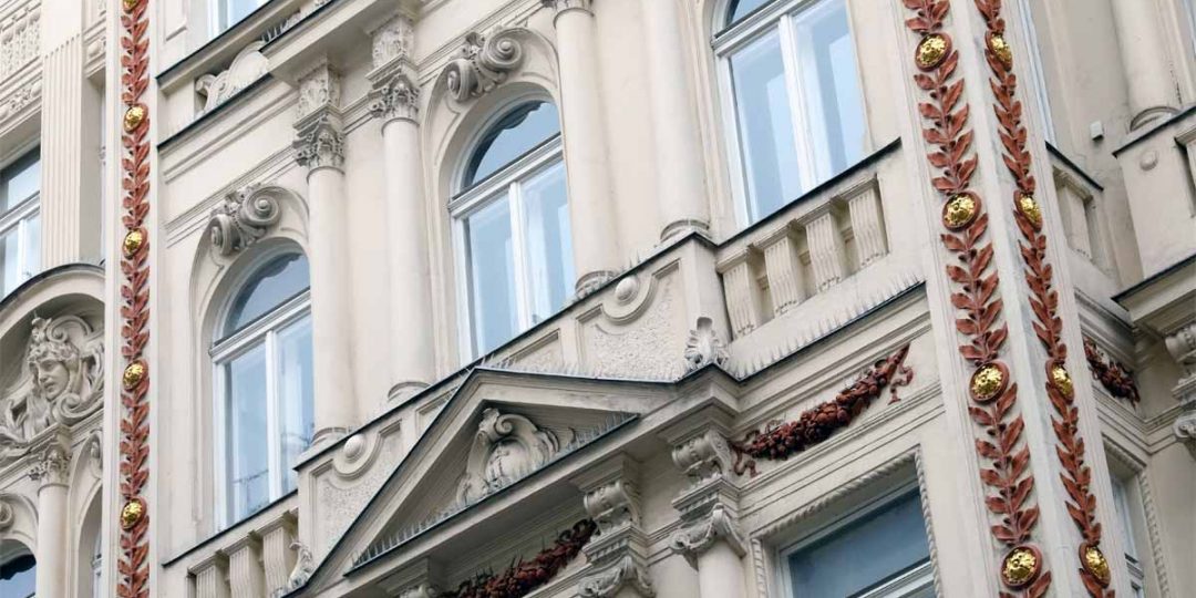 Vergoldung der Ornamente an der Hausfassade