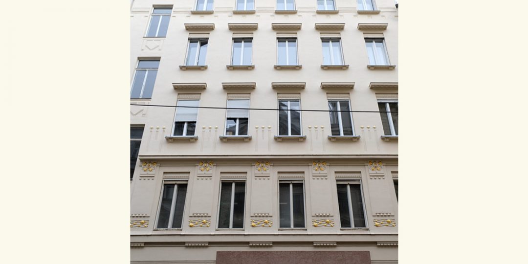 Vergoldung der Ornamente auf der Jugendstilfassade