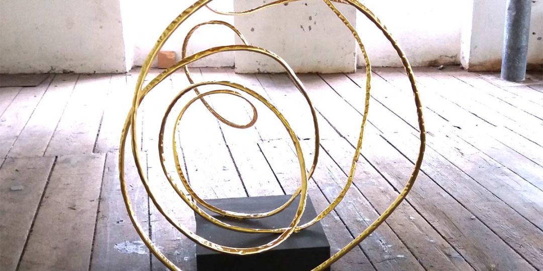 vergoldete Skulptur des Künstlers Julian Khol